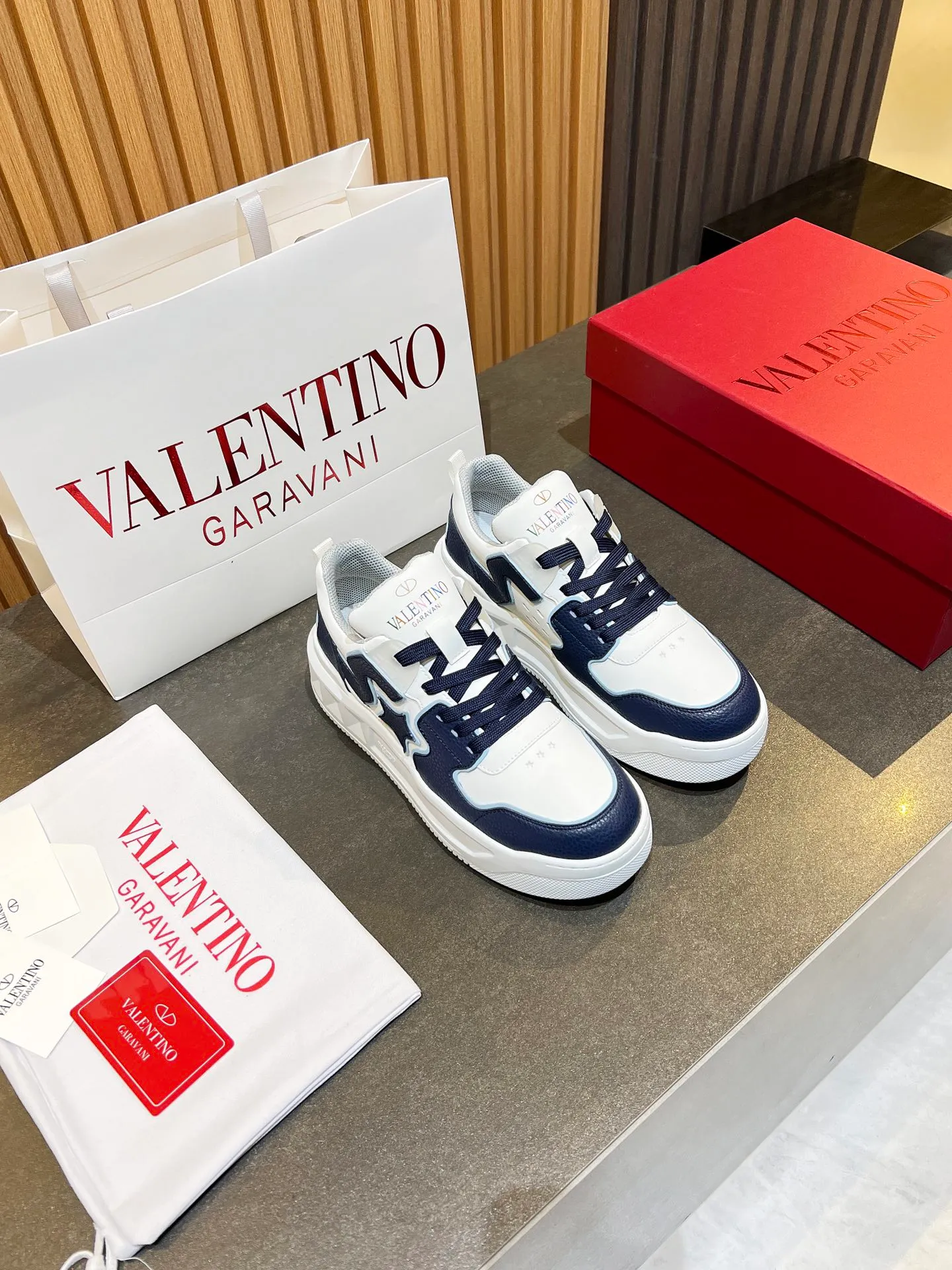 👟👟Ex-factory price 660👟👟 𝑽𝒂𝒍𝒆𝒏𝒕𝒊𝒏𝒐Valentino 𝑶𝒏𝒆𝑺𝒕𝒖𝒅 Couple casual sports shoes series Valentino 2024 new couple sports shoes are on sale. The original ZP was purchased and dismantled. Repeated pattern making and modification. I tried my best to restore it one to one! Top luxury masterpiece Signature five-pointed star design Soft and comfortable genuine leather with contrasting colors brings excellent and elegant texture and excellent on-foot comfort Top purchasing version upper: imported calfskin surface/original oil edge craftsmanship Outsole: original development 𝐓𝐏𝐔 two-color combination outsole Packaging: original configuration complete package Code number: 34-𝟒𝟓